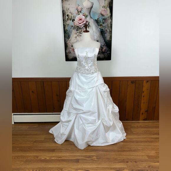 Stunning David’s Bridal Tufted Taffeta Wedding Gown! - Picture 2 of 7